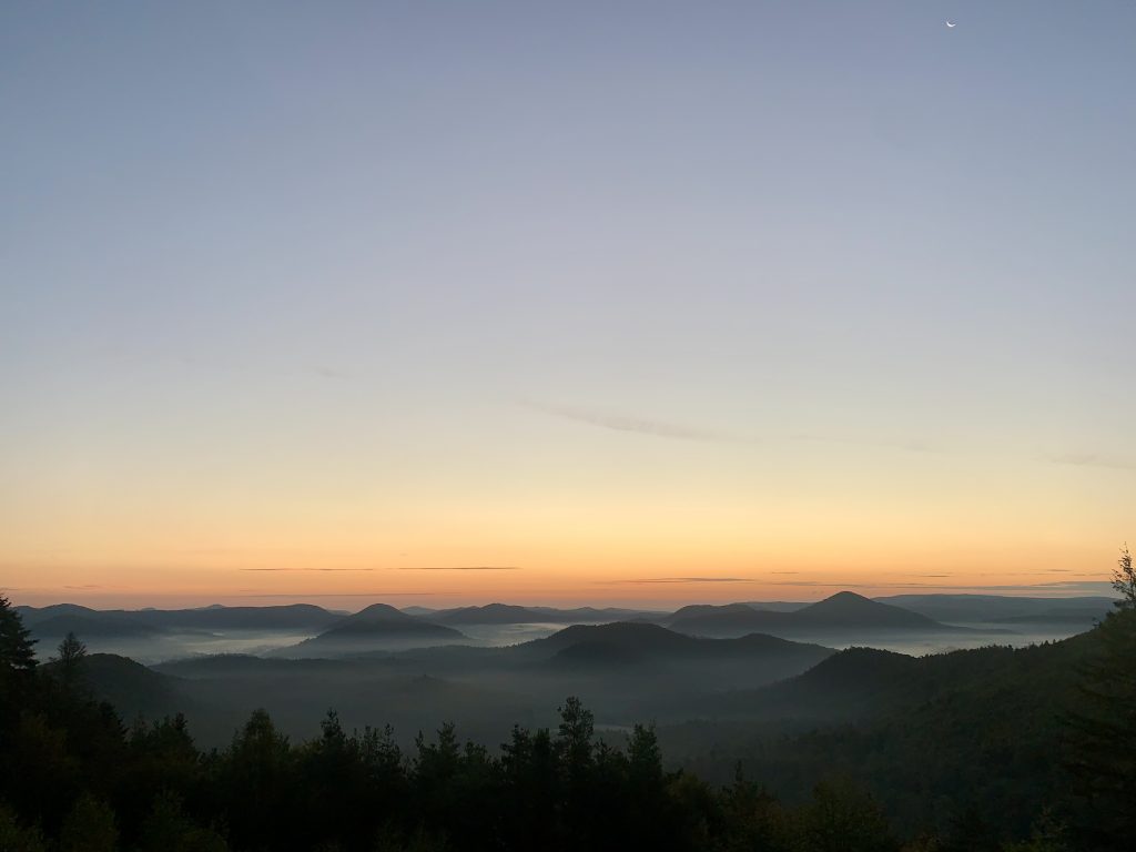 Hügelige Landschaft in Morgenröte